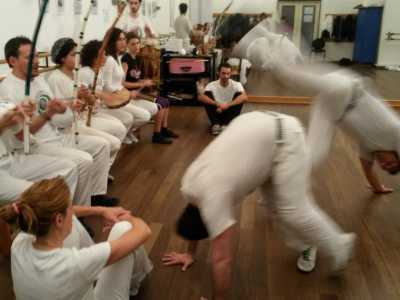 Nella Capoeira di Angola si preferisce rimanere il pi� possibile attaccati al pavimento, giocando con un ritmo pi� lento